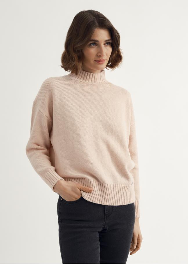 Jasnoróżowy sweter z golfem damski